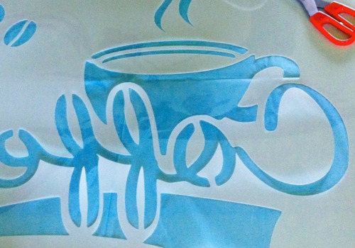 Hoe voorkom je dat verf bloedt onder stencil op hout?